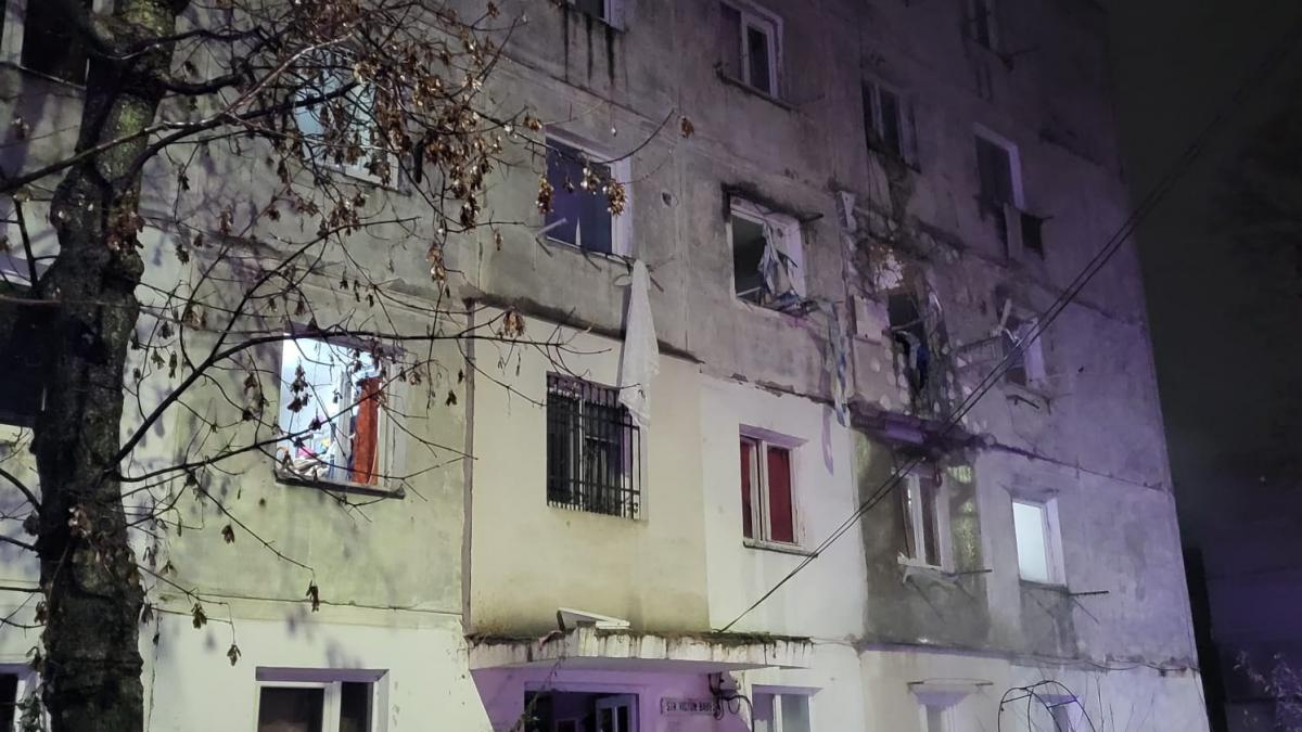 Explozie într-un bloc de garsoniere din Bacău. Un bărbat a fost surprins de dărâmături