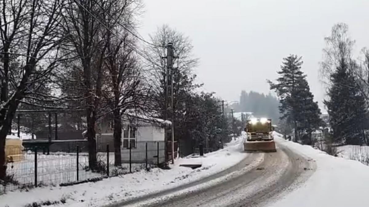 O stâncă a căzut pe o șosea din Vrancea, iar la munte a început să ningă 