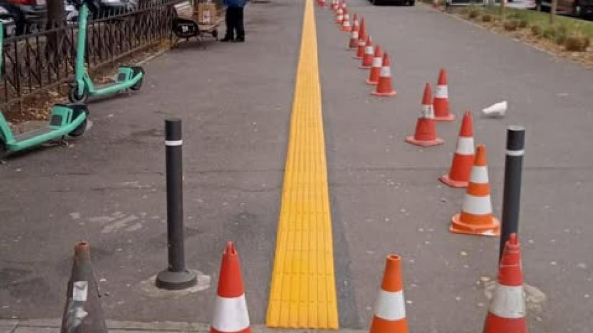 Marcaje tactile pentru nevăzători în zona Piața Victoriei din Capitală