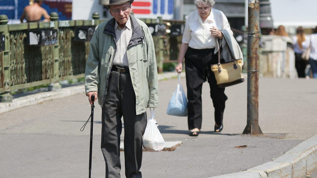 România este pe ultimul loc în UE după ponderea pensionarilor care continuă să lucreze