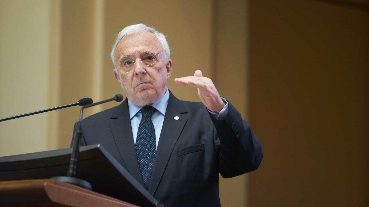 Isărescu: Băncile să-și adapteze businessul la multiple provocări, precum războaie hibride