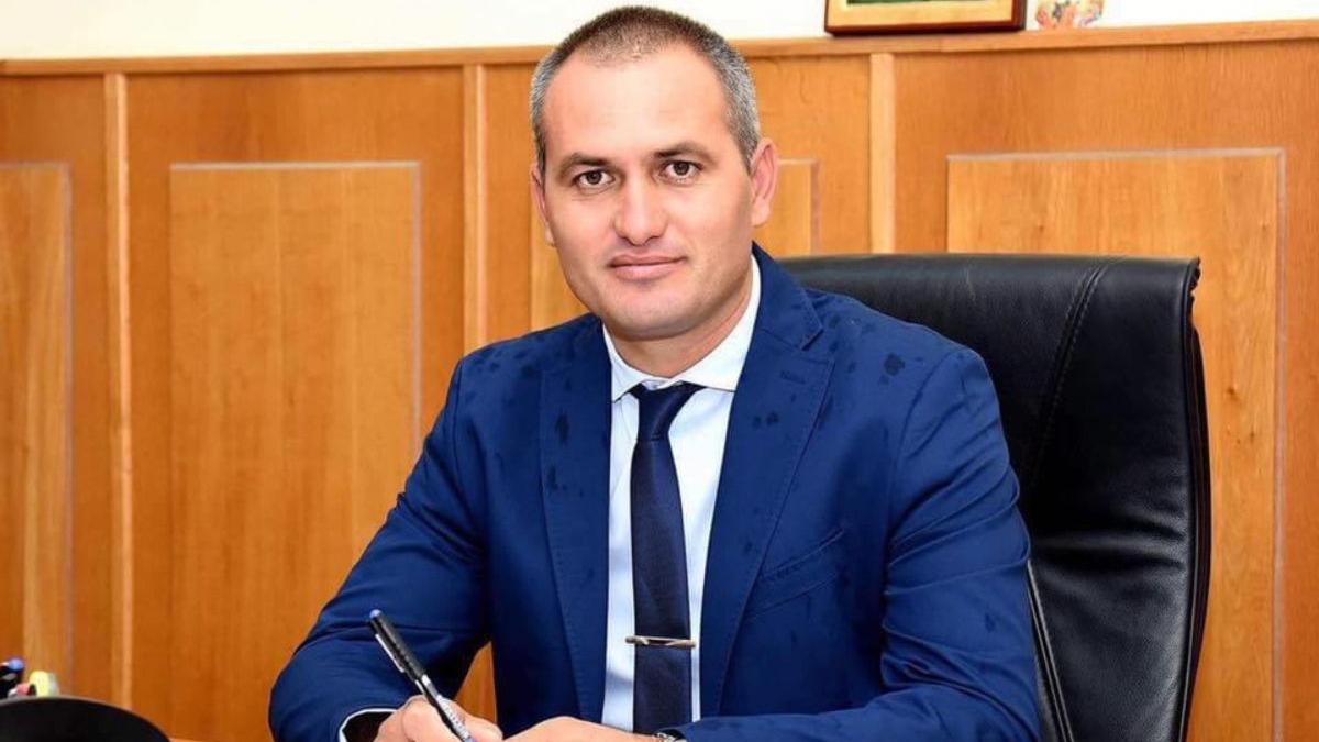 Primarul din Crevedia, reținut pentru exploatarea unei persoane cu handicap mintal