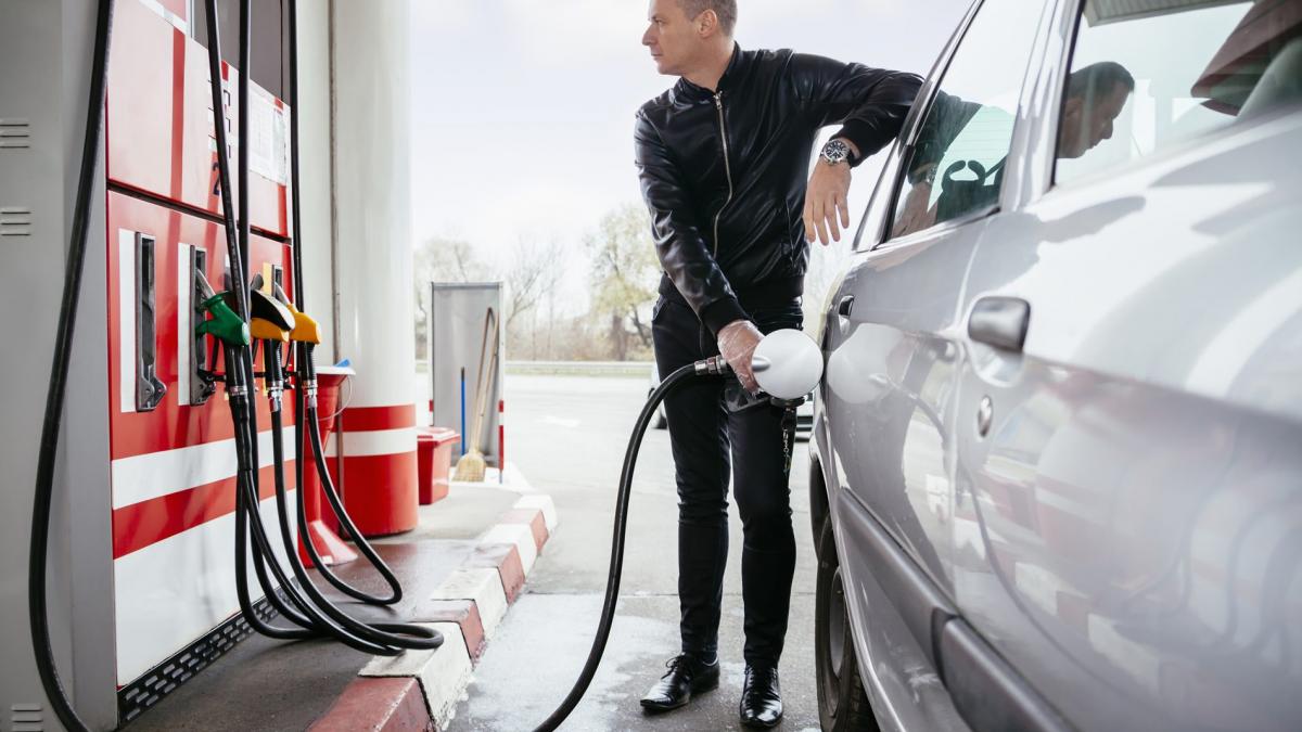 De ce vindem motorina, energia și gazul la preţuri aliniate la UE şi nu dăm 1 leu pe litrul de carburant