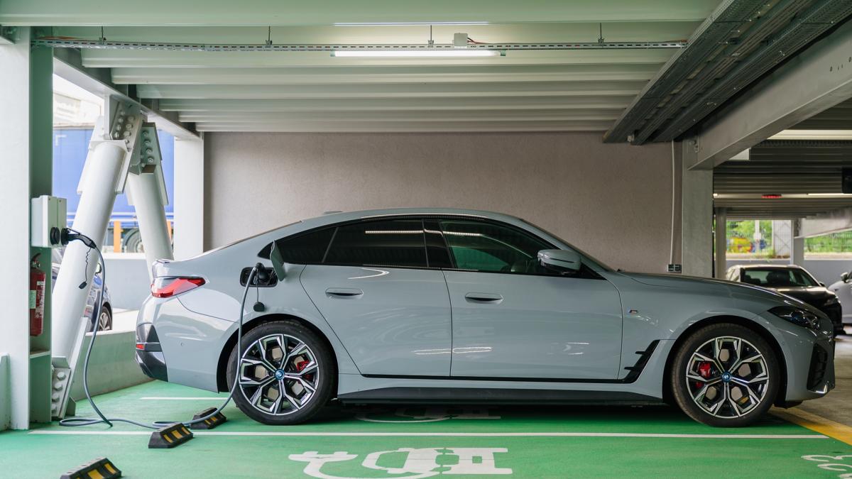 Primăria Capitalei propune menţinerea gratuităţii pentru autoturisme hibride în parcările de utilitate generală