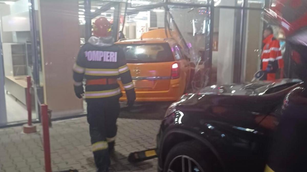 Un șofer a intrat cu mașina în vitrina unui magazin din Suceava