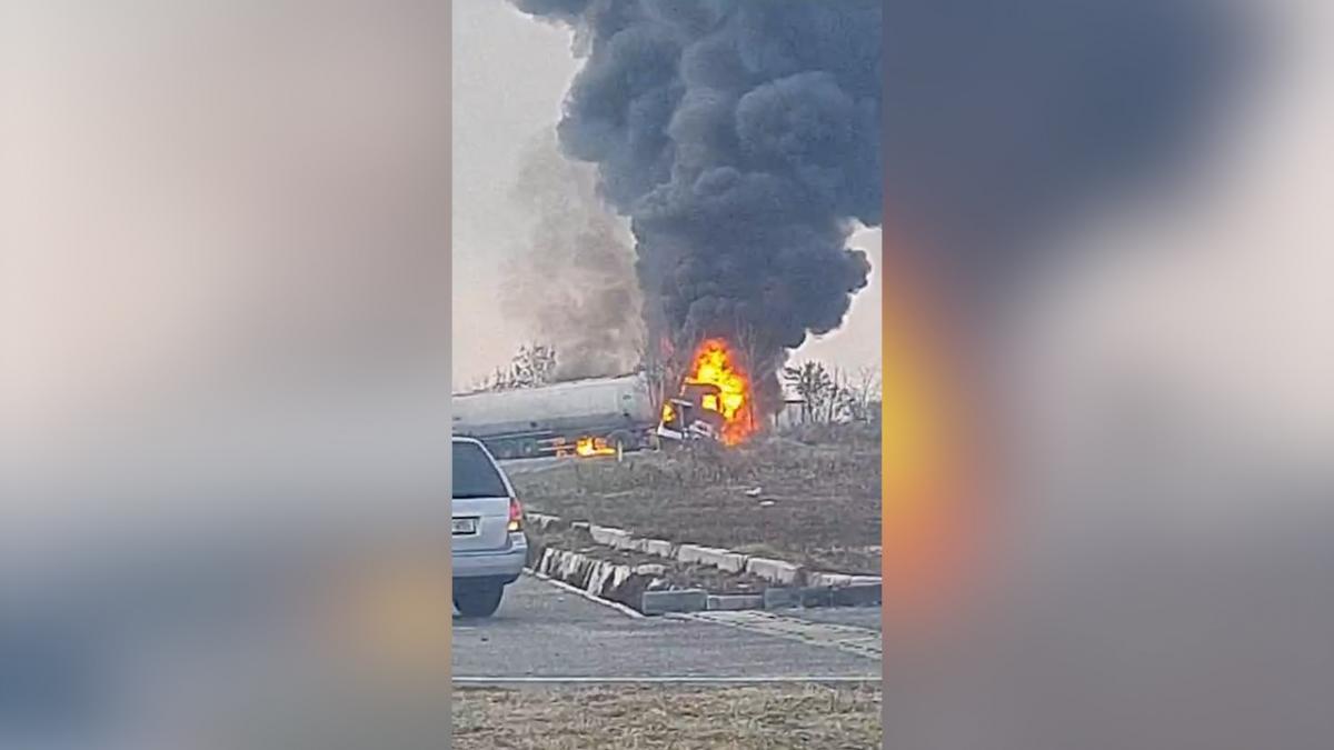 Accident grav în Dâmbovița. Două cisterne s-au ciocnit pe DN 72. Traficul rutier este blocat