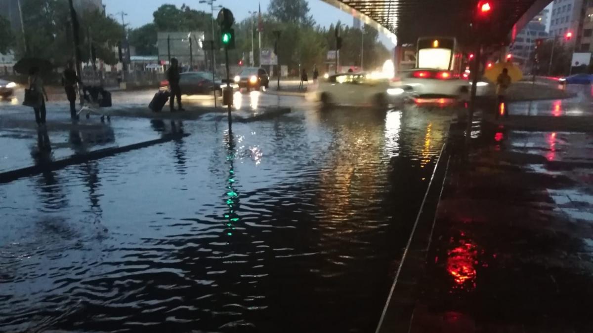 Prognoză specială pentru București. Până miercuri dimineață vor fi ploi și rafale de vânt