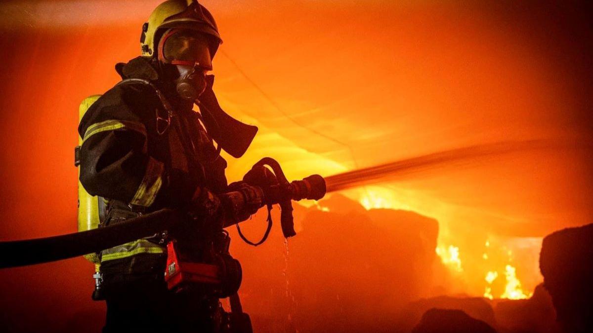 Incendiu de la o butelie, în Toplița. Numeroase apartamente, distruse
