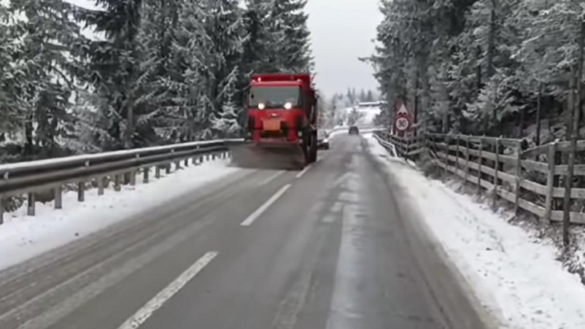 Crăciun cu ploaie și zăpadă: Se circulă în condiții de iarnă pe mai multe șosele din România
