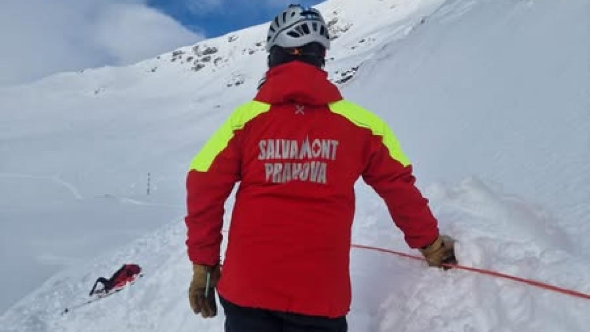 Circa 50 de intervenţii ale salvamontiştilor pe Valea Prahovei. Risc însemnat de avalanşă în Bucegi, Ciucaş şi Baiului