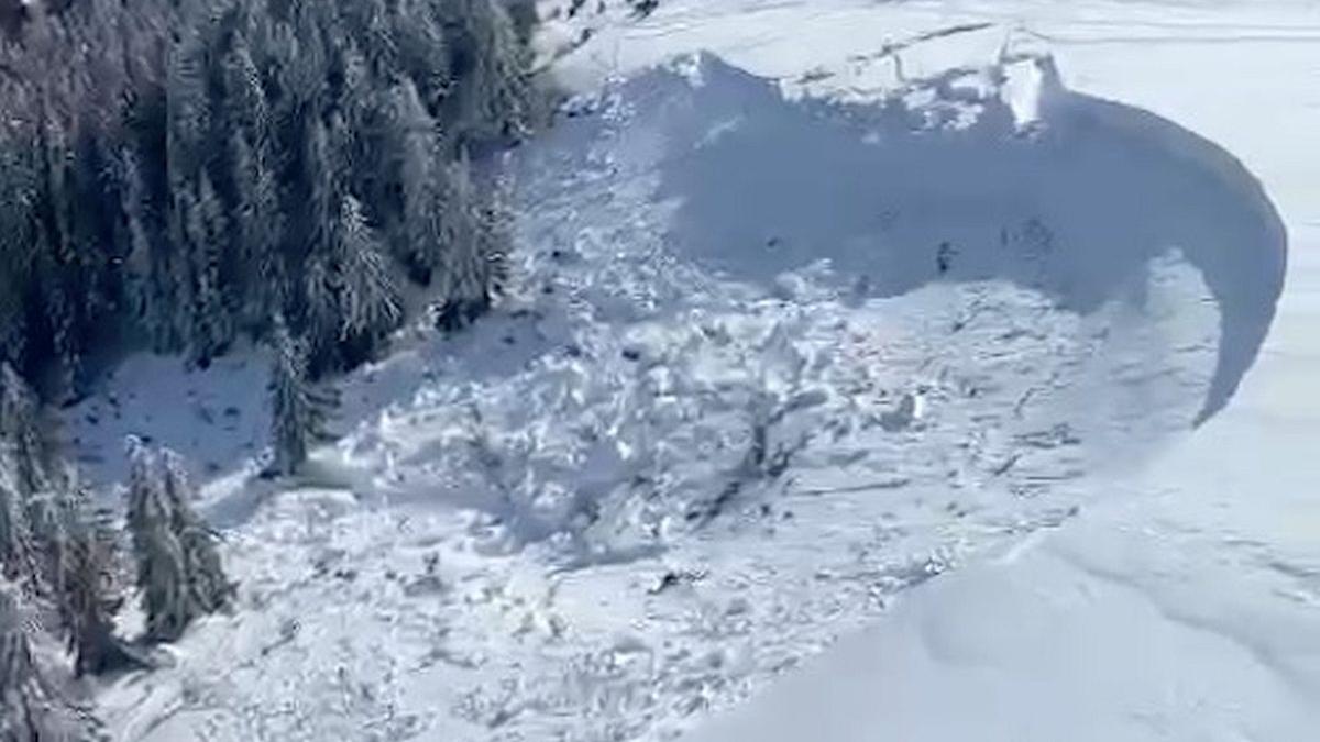 Zăpadă de 30 de centimetri în Munţii Rodnei. Gheaţă la mal pe cursurile de apă