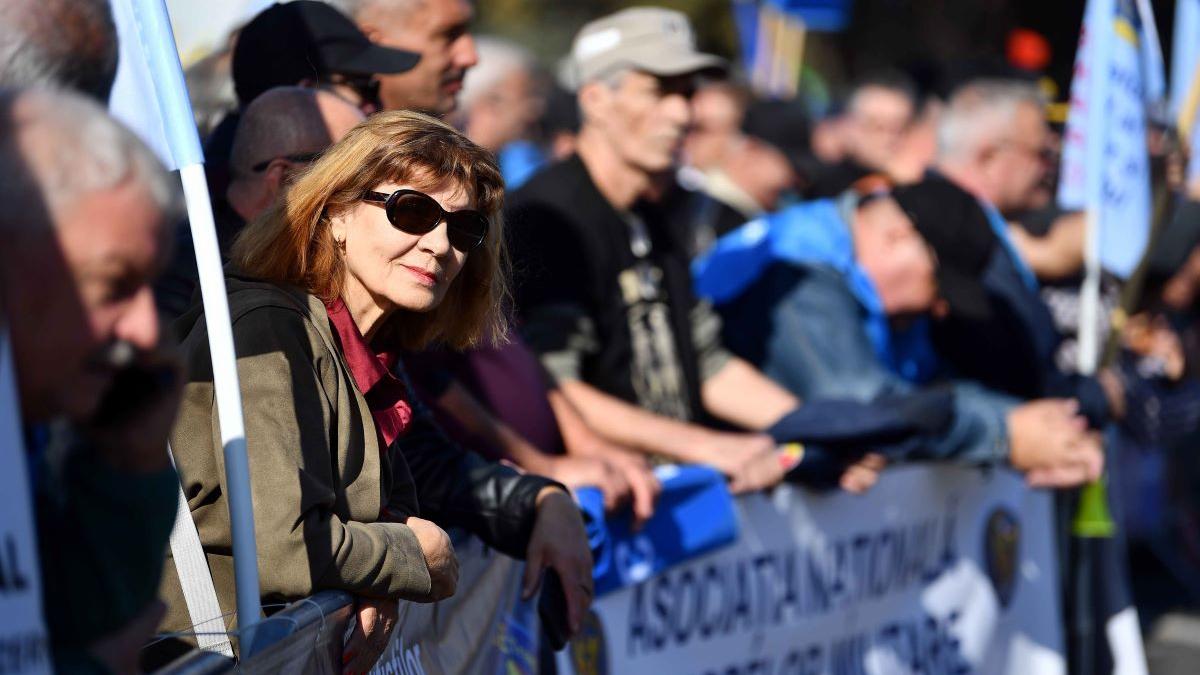 ordonanta trenulet atacata avocatul poporului sindicalistii contesta inghetarea pensiilor