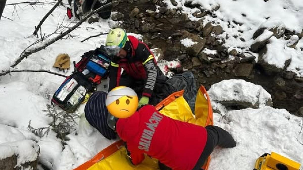 Accident grav pe Valea Azugii: Un turist străin a a sărit cu snowmobilul în albia pârâului