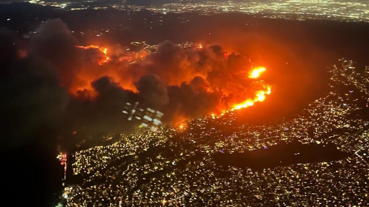 Incendiu violent în Los Angeles: 30.000 de oameni au fost evacuați. A fost declarată stare de urgenţă