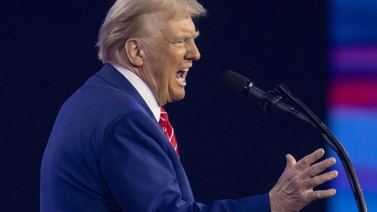 Trump critică din nou "incompetenţa" liderilor locali din California în faţa incendiilor devastatoare