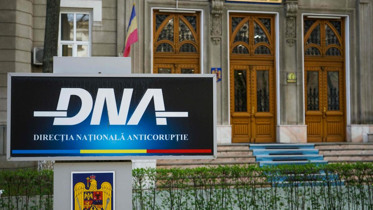 Două persoane reținute după ce ar fi promis că pot influența magistrați. Au cerut 500.000 de euro