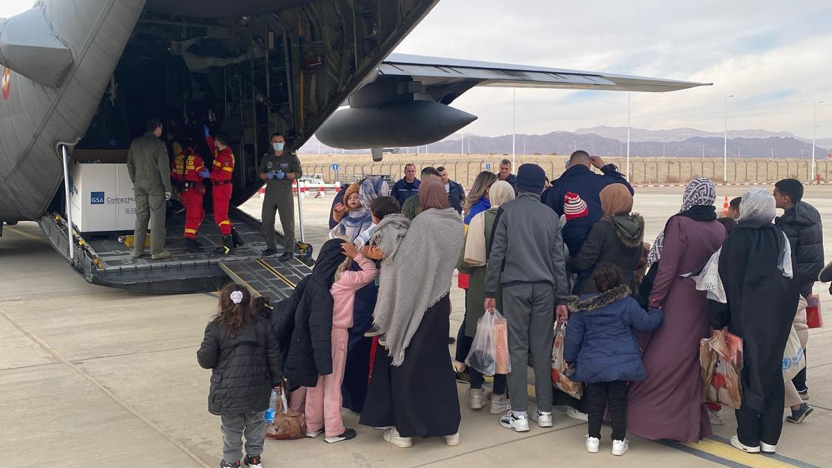 România a evacuat 12 bolnavi palestinieni și rudele lor din Gaza. Copiii răniți sunt tratați în spitalele din București