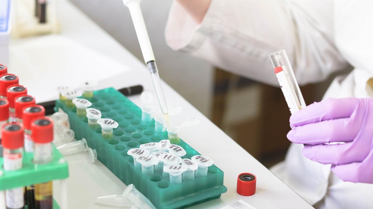 Șase tipuri de cancer, depistate în stadii incipiente cu un simplu test de sânge