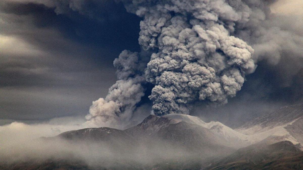 Un vulcan din Indonezia a erupt de peste o mie de ori în luna ianuarie