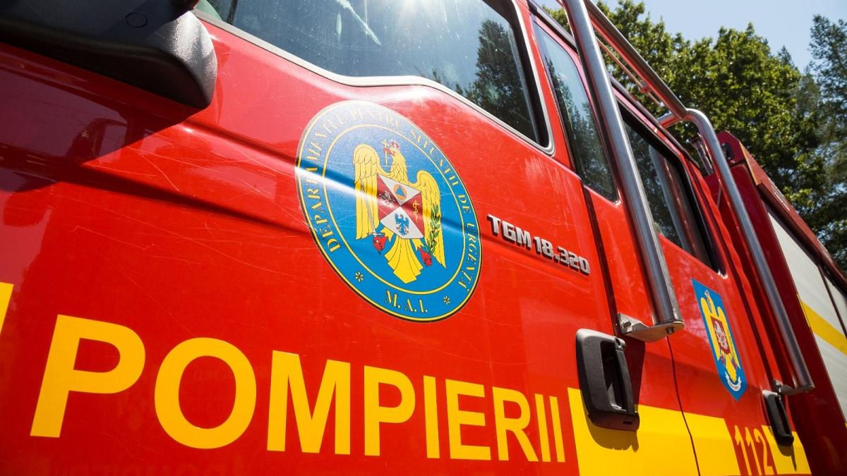 Trafic restricționat în Ialomița, după ce o mașină a luat foc în mers