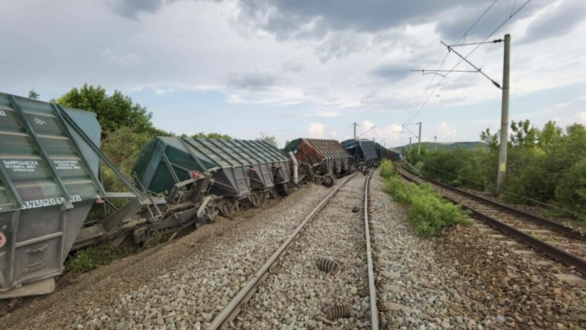 Rețeta accidentelor CFR: statul n-are bani, mecanicii au metehne de șoferi, iar numărul incidentelor feroviare a urcat anul trecut la 59