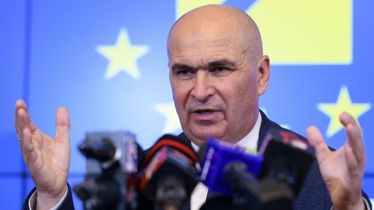 Huiduit la scenă deschisă. Conferința de presă a lui Bolojan, întreruptă de protestul angajaților