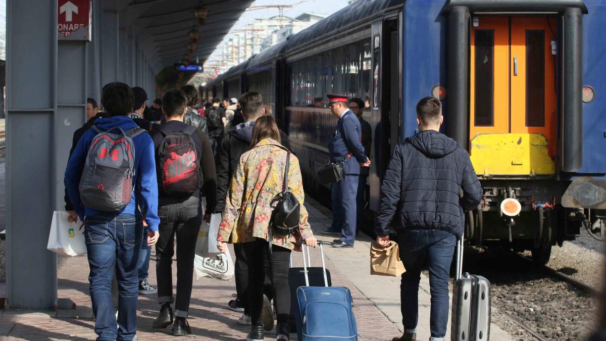 Mai mulți angajați la ghișeele CFR pentru a scurta cozile studenților