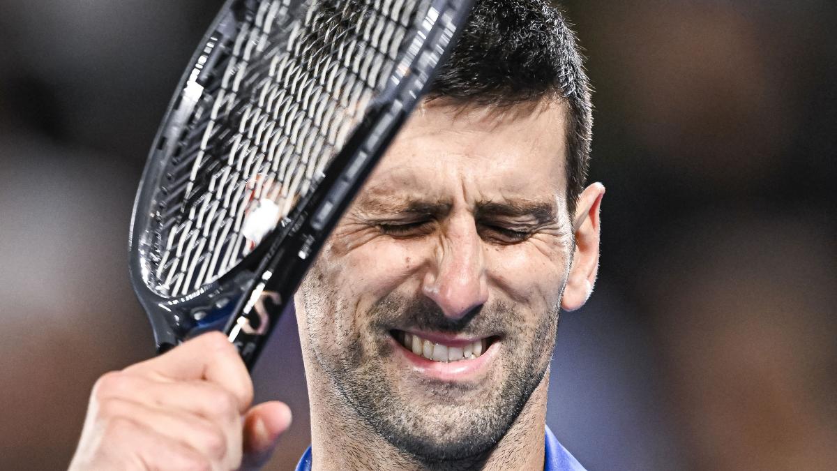Djokovic, accidentat, s-a retras din semifinala de la Australian Open. Zverev, în finală