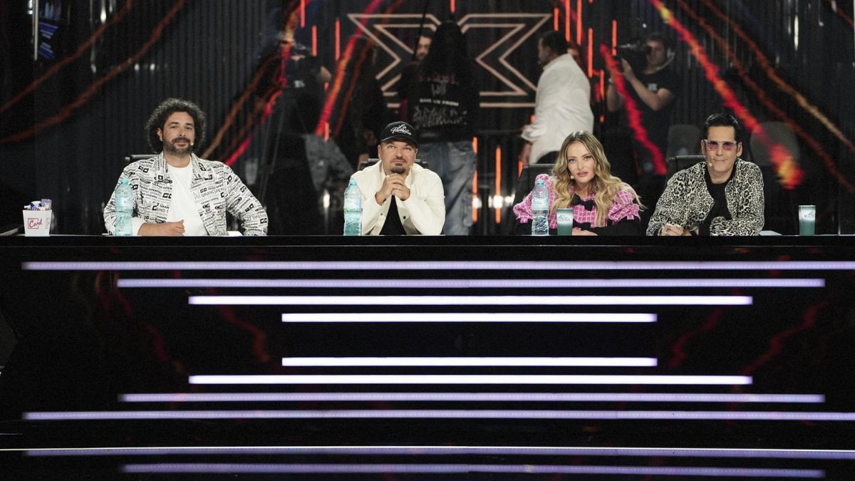 În premieră ȋntr-un talent show tv, concurenţii X Factor au susţinătorii cu ei, pe scenă