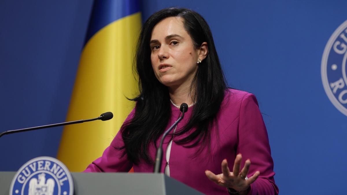 Ministrul Muncii fuge de jurnaliști pe holurile Parlamentului. Simona Bucura-Oprescu, noi explicații privind ajutorul one-off