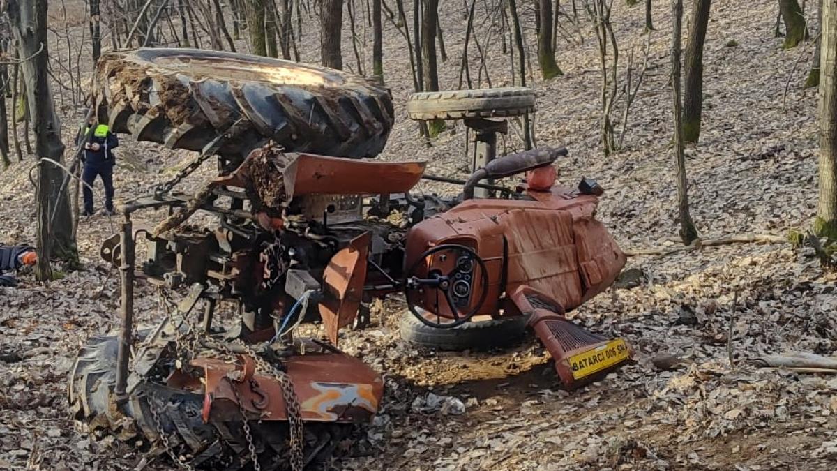 Un tractor s-a răsturnat peste un bărbat