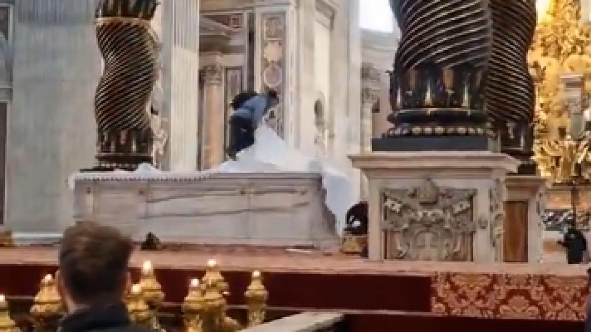 profanare altar roman vandalizat bazilica sf petru vatican