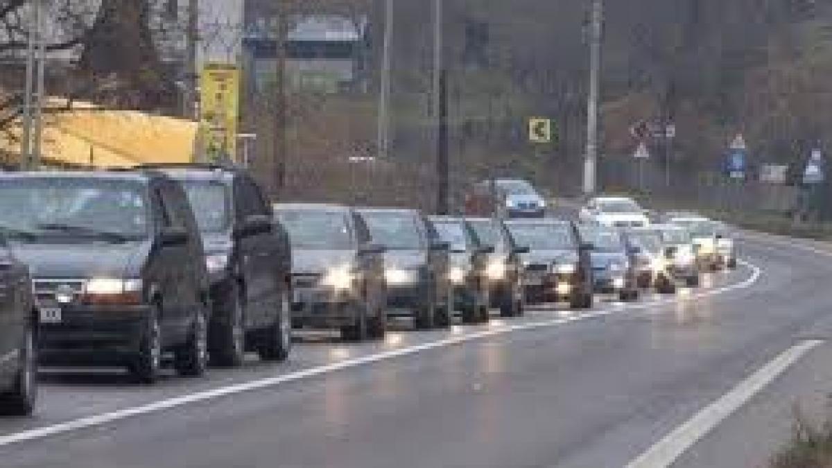 Infotrafic: Coloane de mașini pe Valea Prahovei, un copac rupt a rămas suspendat pe DN1 în Cluj
