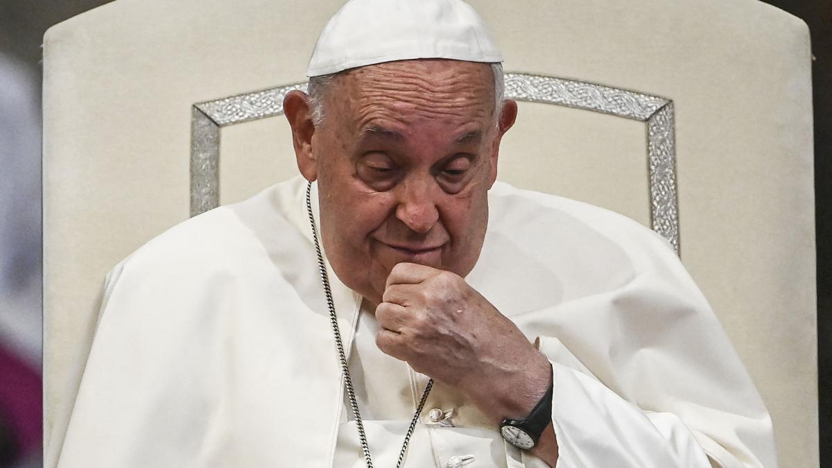 Papa îşi întrerupe citirea omiliei acuzând "dificultăţi respiratorii"