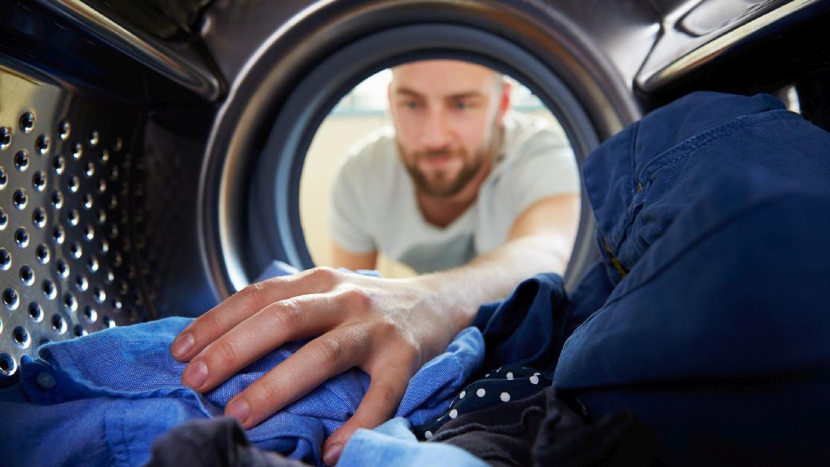 Pericolul din mașina de spălat. Cum să cureți hainele pentru a evita răspândirea microplasticelor