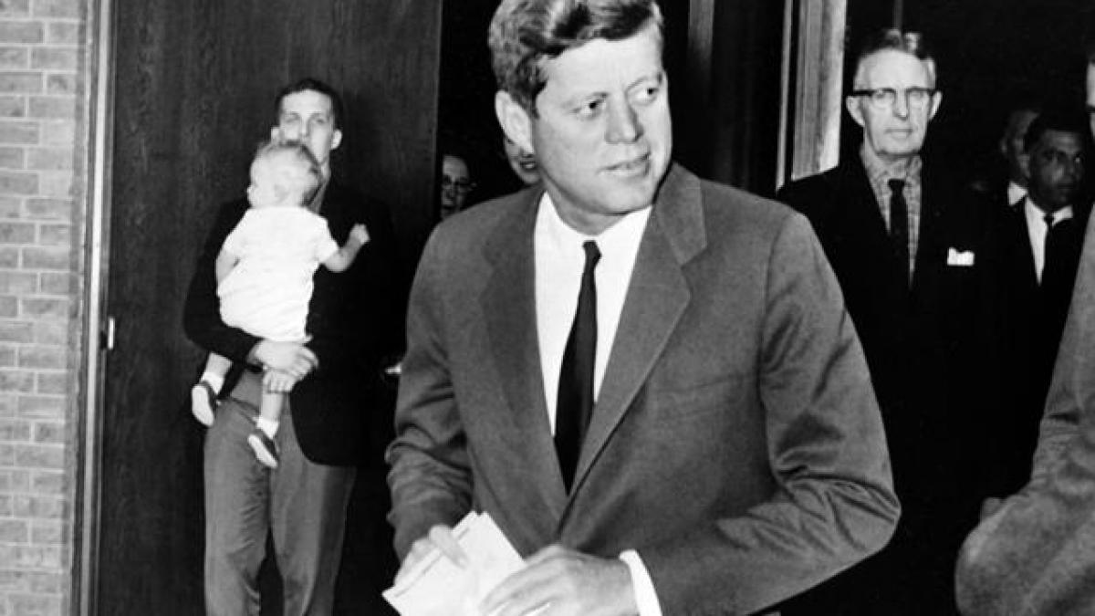 FBI declasifică 2.400 de dosare necunoscute despre asasinarea lui Kennedy