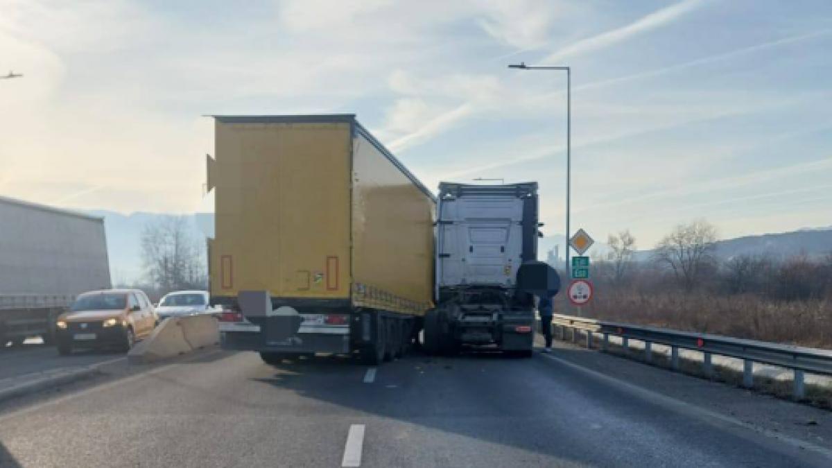 DN1 este blocat în Sibiu, spre Veștem: Remorca unui TIR s-a desprins în mers  