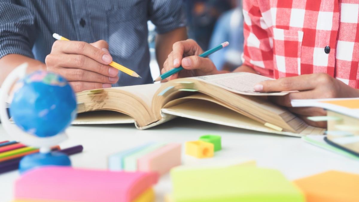 Limba română: Ce înseamnă cuvântul „persuasiv”?