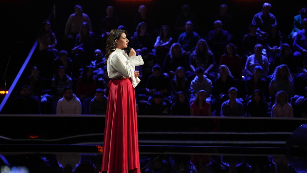 O tânără lucrătoare ȋntr-o fabrică de conserve din Spania uimește juriul X Factor diseară, de la 20.00, la Antena 1. Ştefan Bănică:  „E ca Cenușăreasa!”