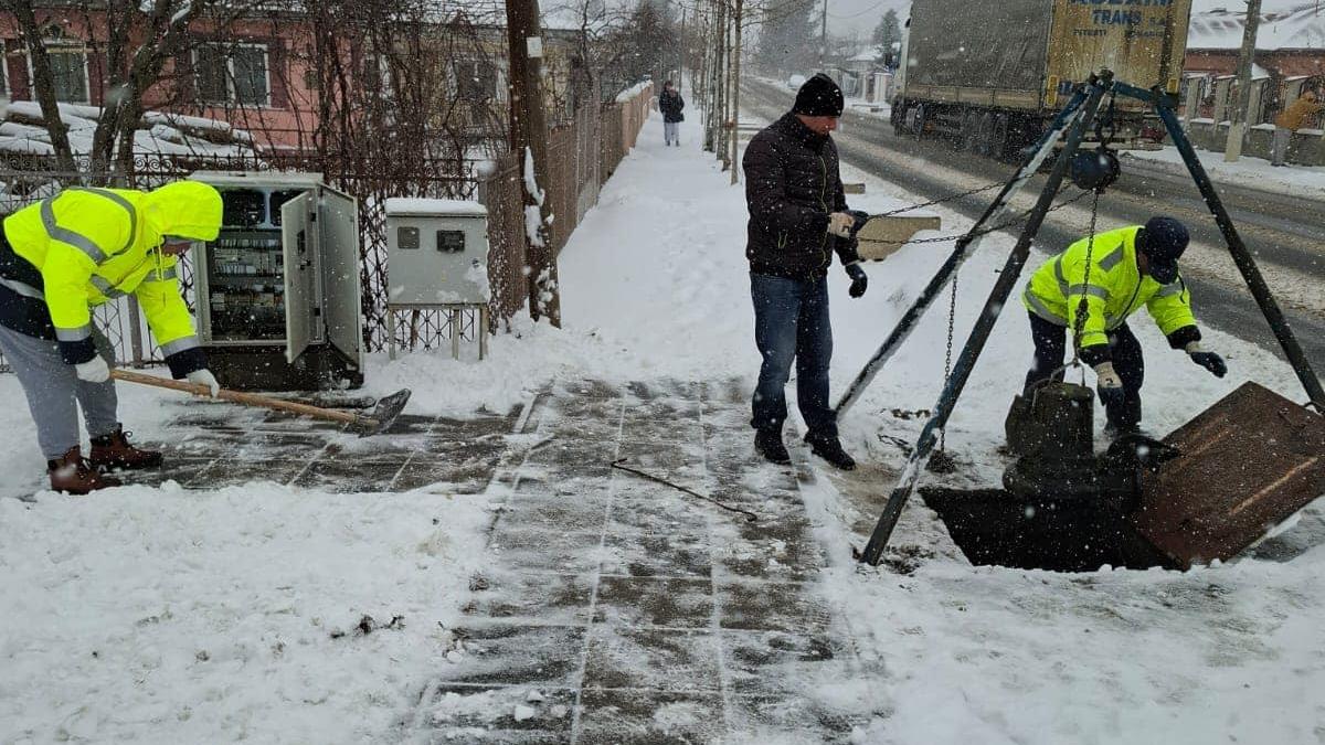 Pericolul din canalizare: Deșeurile aruncate iresponsabil blochează rețeaua publică