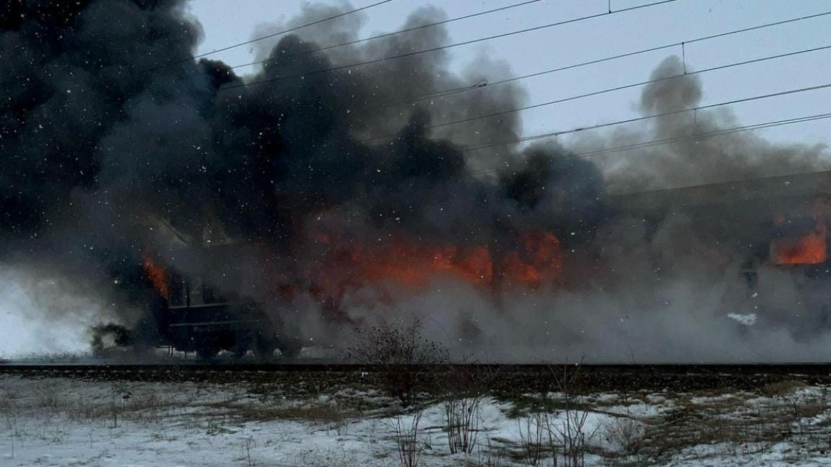 Plan roșu în Olt. Vagonul unui tren de călători a luat foc