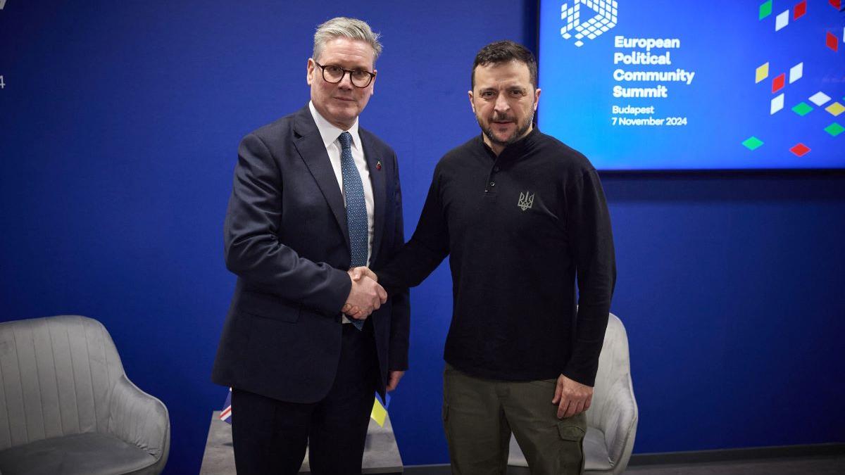 Keir Starmer îl susține pe Zelenski, după ce Trump l-a numit „dictator”
