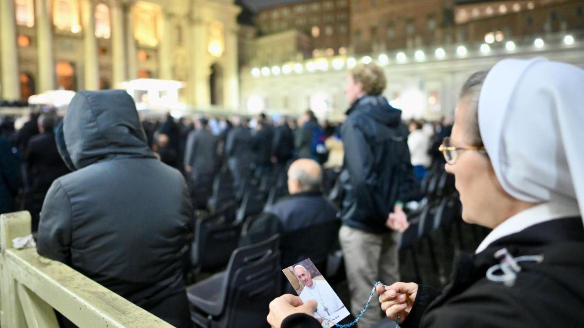 Italienii se roagă la Roma pentru Papa Francisc