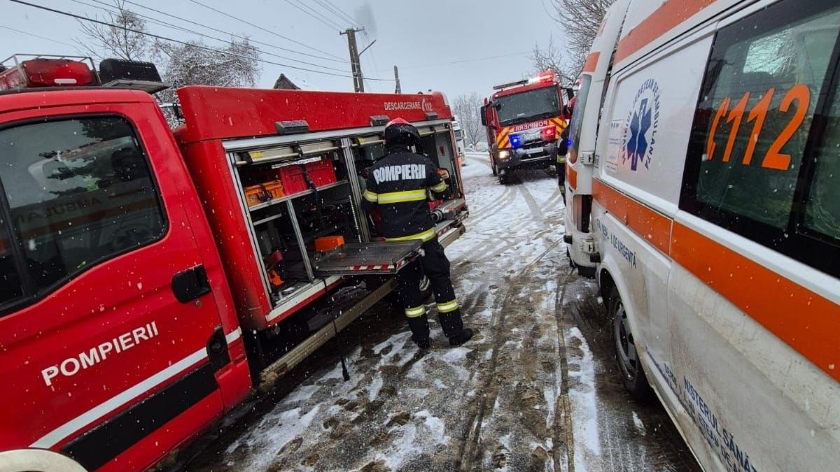 Accident cumplit în Sibiu. Microbuz în flăcări, scurgeri de gaze și un deces