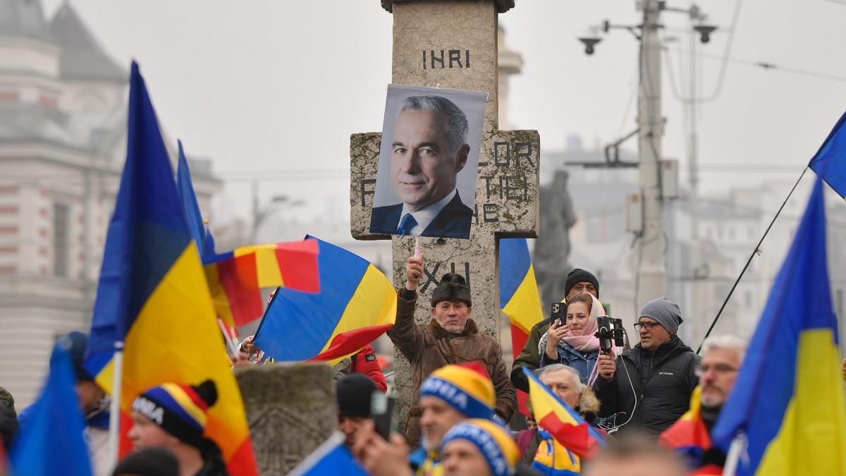 Prezență sub așteptări la protestul AUR. Susţinătorii lui Georgescu s-au îmbrâncit cu jandarmii, încearcând să dărâme gardurile