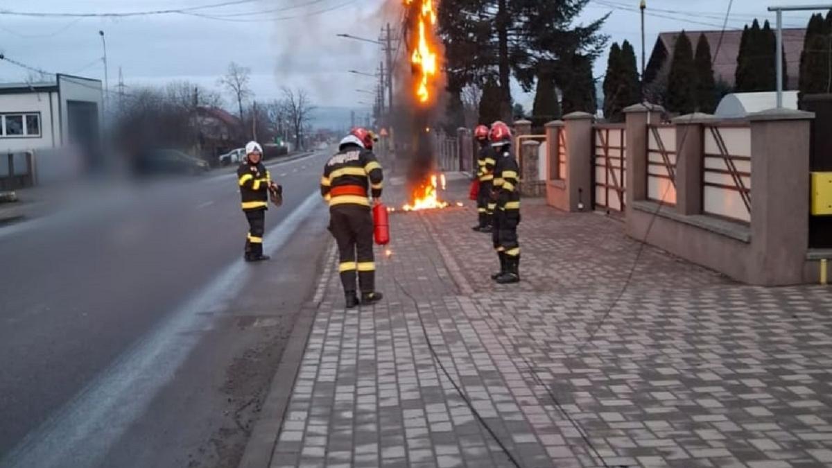 Un stâlp electric din Suceava a luat foc