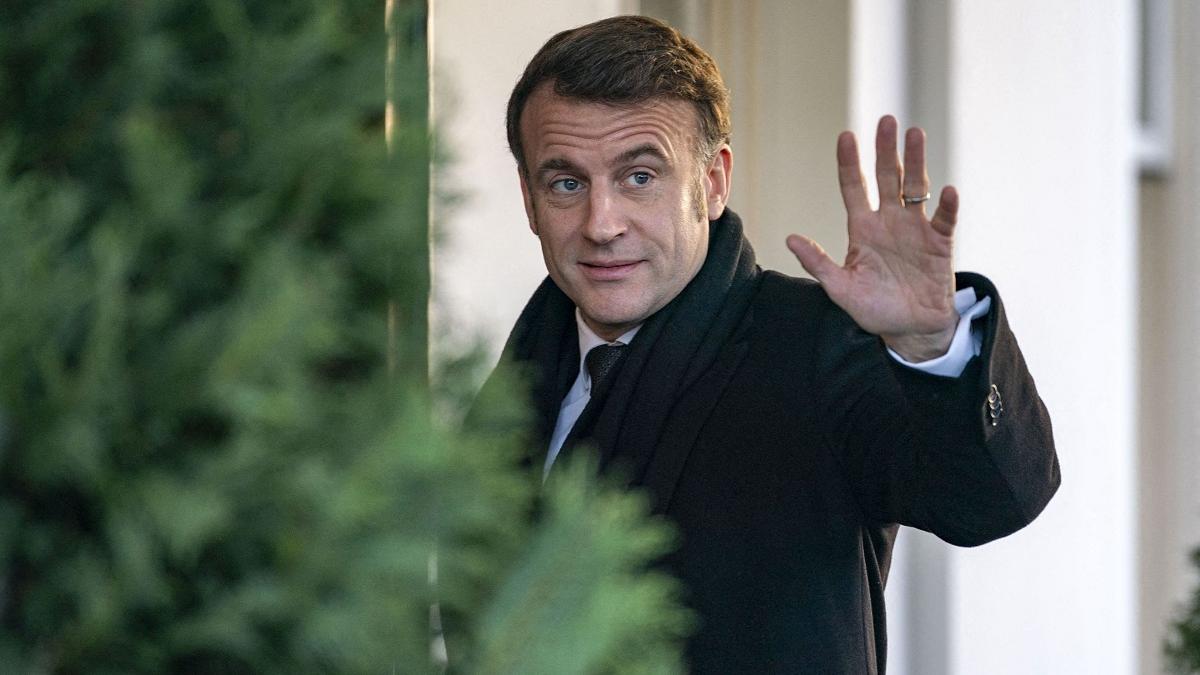 Dacă Putin nu este oprit, „va merge sigur în Moldova şi poate mai departe în România”,declară Macron