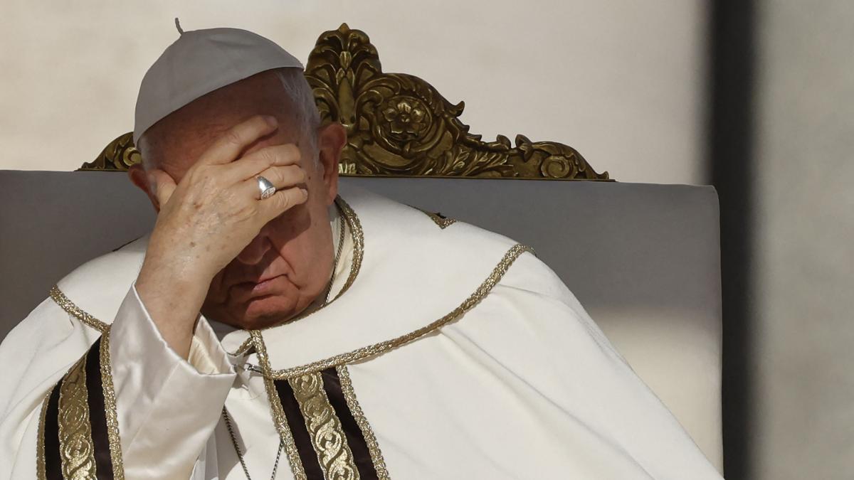 Papa Francisc a avut noi crize de respirație