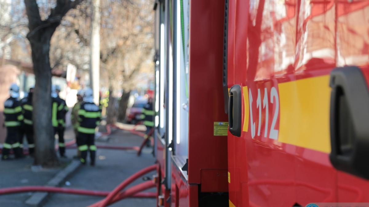 Salvare dramatică din râul Dâmbovița: Doi tineri au căzut în apele reci