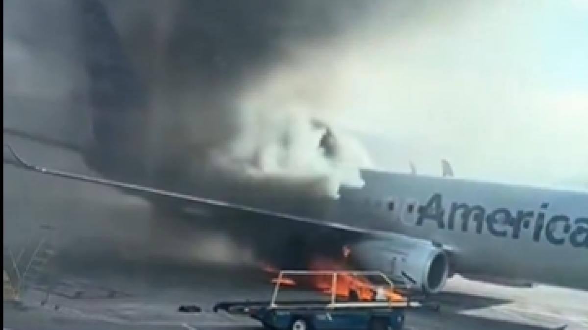 avion american airlines luat foc aterizare pasageri evacuati